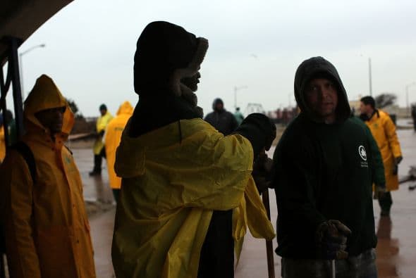 Los habitantes de la península esperan la llegada de más ayuda del gobierno.