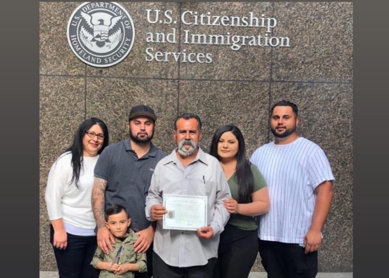 Es ciudadano, pero no lo sabía: fue deportado tres veces y casi lo expulsan otra vez hasta que descubrió que fue adoptado por una pareja mexicana