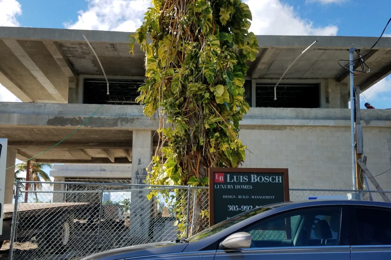 Así es como luce una parte de la fachada de la que será la nueva mansión del intérprete de 'Travesuras' y su esposa.