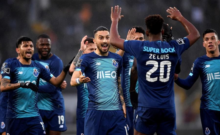 El porto logra imponerse con dos goles sobre uno ante el Guimareaes, el mexicano 'Tecatito' Corona fue titular.