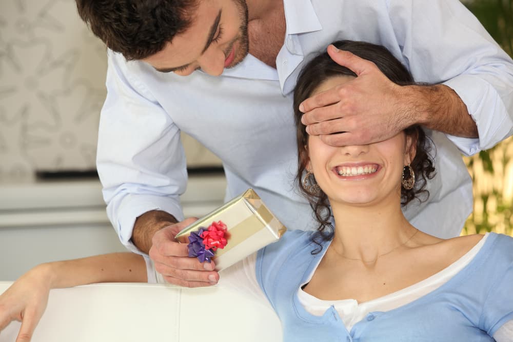 <b>Leo</b>
<br>
<b>Buscan deslumbrar</b>
<br>Leo es magnánimo, de generoso corazón, espléndido a más no poder. No vacilará invitarte a un lugar lujoso, un restaurant de calidad y prestigio, un sitio donde podrá exhibirse y exhibirte. Si le has llamado la atención y despertado su interés es porque te considera a su altura, digno o digna de su amor.