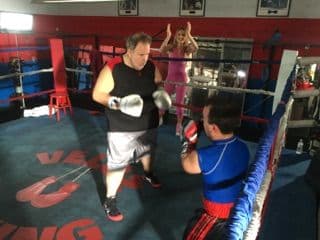 Raúl de Molina se preparó para su gran batalla en el ring del boxeo contra Carlitos el Productor. Y su entrenadora Ximena Cordoba estuvo allí apoyándolo todo el tiempo.