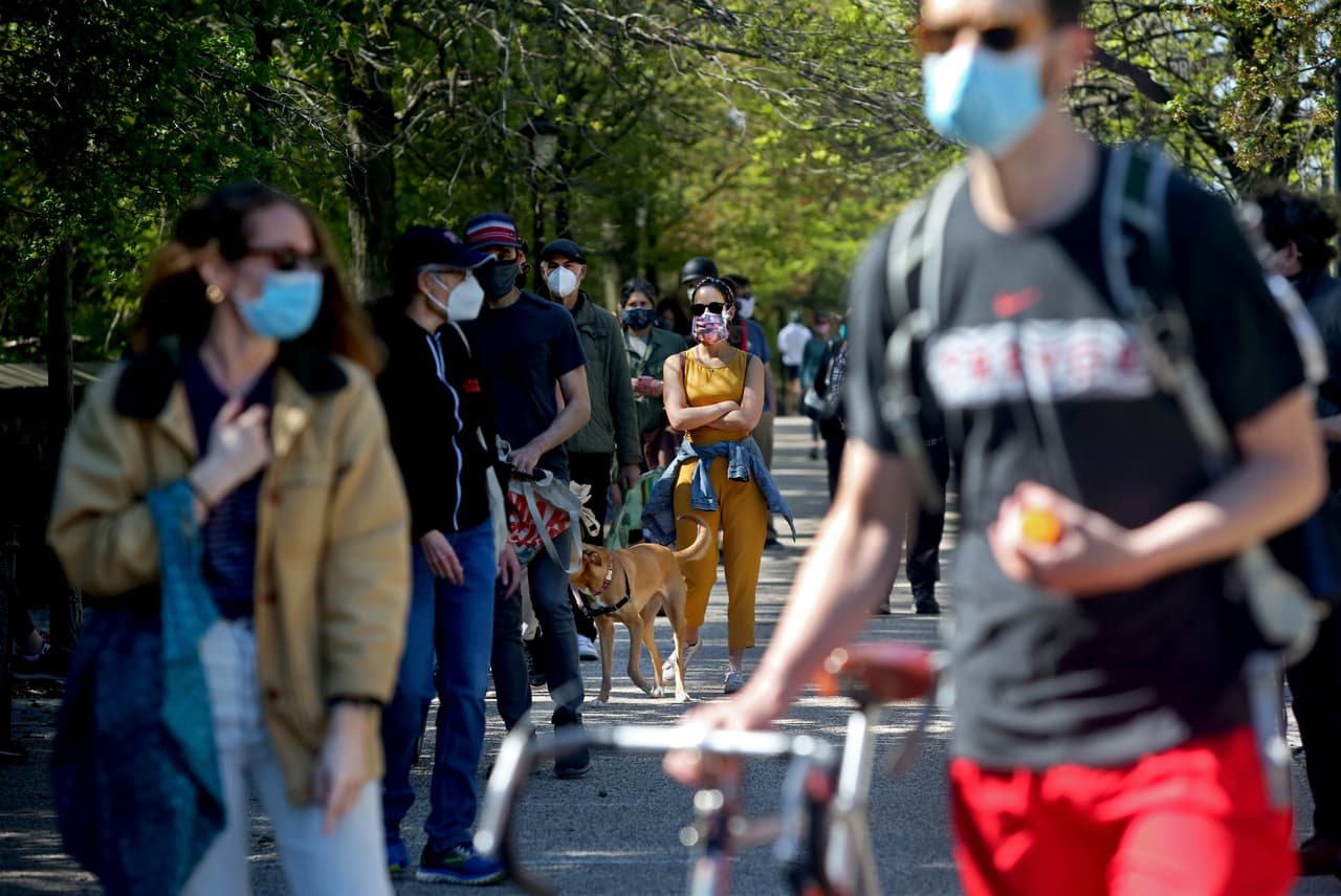 El uso de mascarillas cuando se sale de casa es obligatorio en Nueva York para evitar salpicar las gotitas respiratorias que transmitir el nuevo coronavirus al salpicar cuando se habla, estornuda y tose es obligatorio.