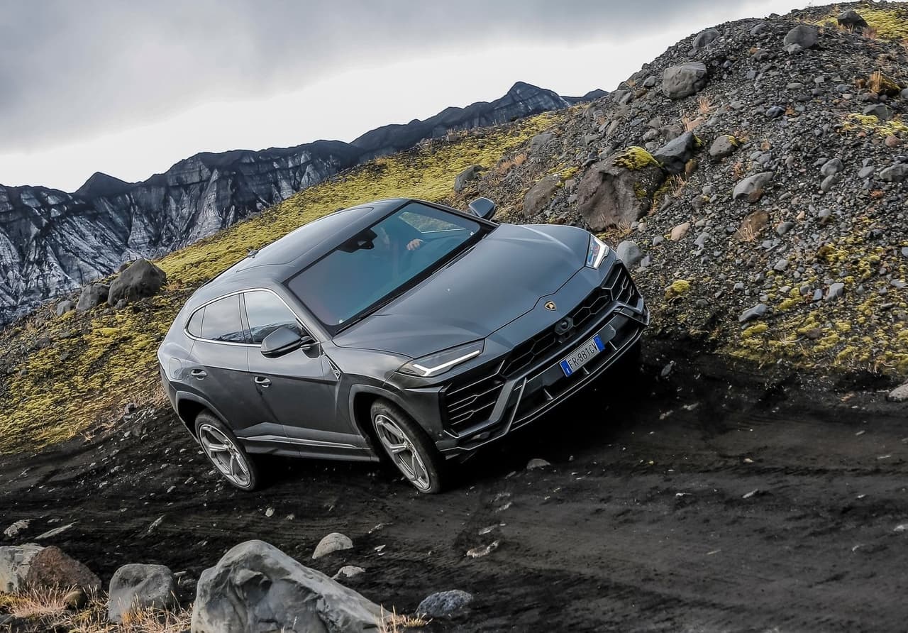 Desde su lanzamiento en 2018, la Urus se ha convertido en una de las camionetas favoritas de las celebridades, pues ofrece lo mejor de dos mundos: la versatilidad de un vehículo utilitario y el desempeño de un superdeportivo. Su motor es un V8 de 4.0 litros doble turbo con la capacidad de producir 641 caballos de fuerza y su precio inicial ronda los 200,000 dólares en Estados Unidos.