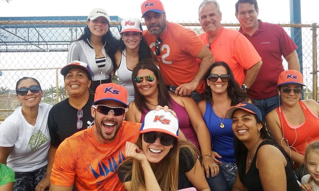 Esta otra junto a los papás del equipo de beisbol en donde juega el pequeño Christopher.