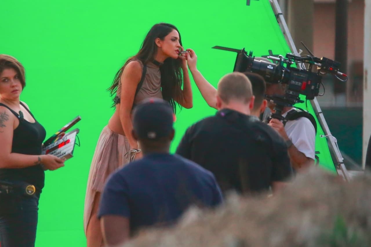 Un pequeño retoque de maquillaje para Eiza durante una pausa.