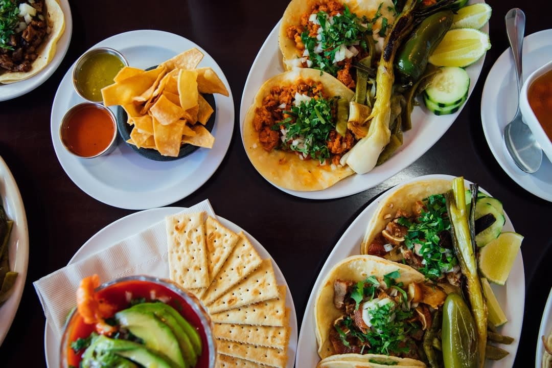 <b><a href="https://www.philahispanicchamber.org/restaurant-week.html">Dine Latino Restaurant Week (3 al 7 de abril)</a>.</b> Organizada por la Cámara de Comercio Hispana, la Semana de Restaurantes Dine Latino, que se celebra dos veces al año, tiene como objetivo impulsar los negocios en los restaurantes propiedad de latinos de la región. Los organizadores esperan extenderse más allá de los límites de la ciudad para la campaña 2023, con la participación de restaurantes en el área de los cinco condados.