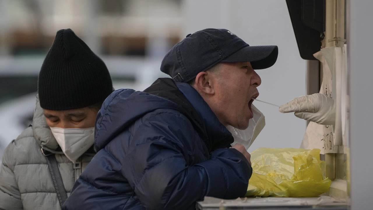 Un importante brote de nuevos casos de covid-19 ha sido reportado en la capital de China una semana después de que el gobierno suavizara la restrictiva política ‘cero covid-19’ en el país. 
<a href="https://www.univision.com/noticias" target="_blank">Sigue las últimas noticias en Univision</a>.