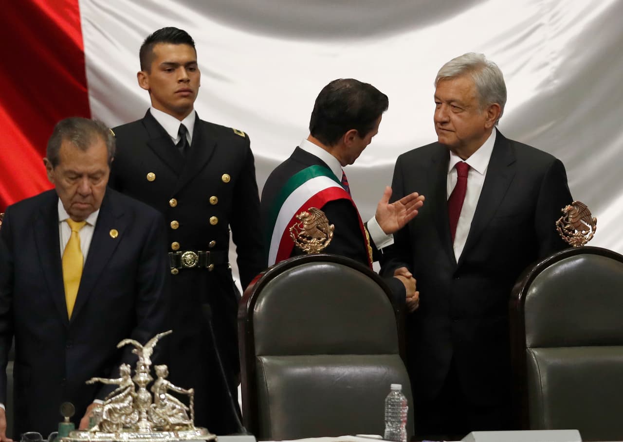 EPN y AMLO, el saliente y el entrante presidente de México conversaron brevemente poco antes del inicio de la ceremonia.