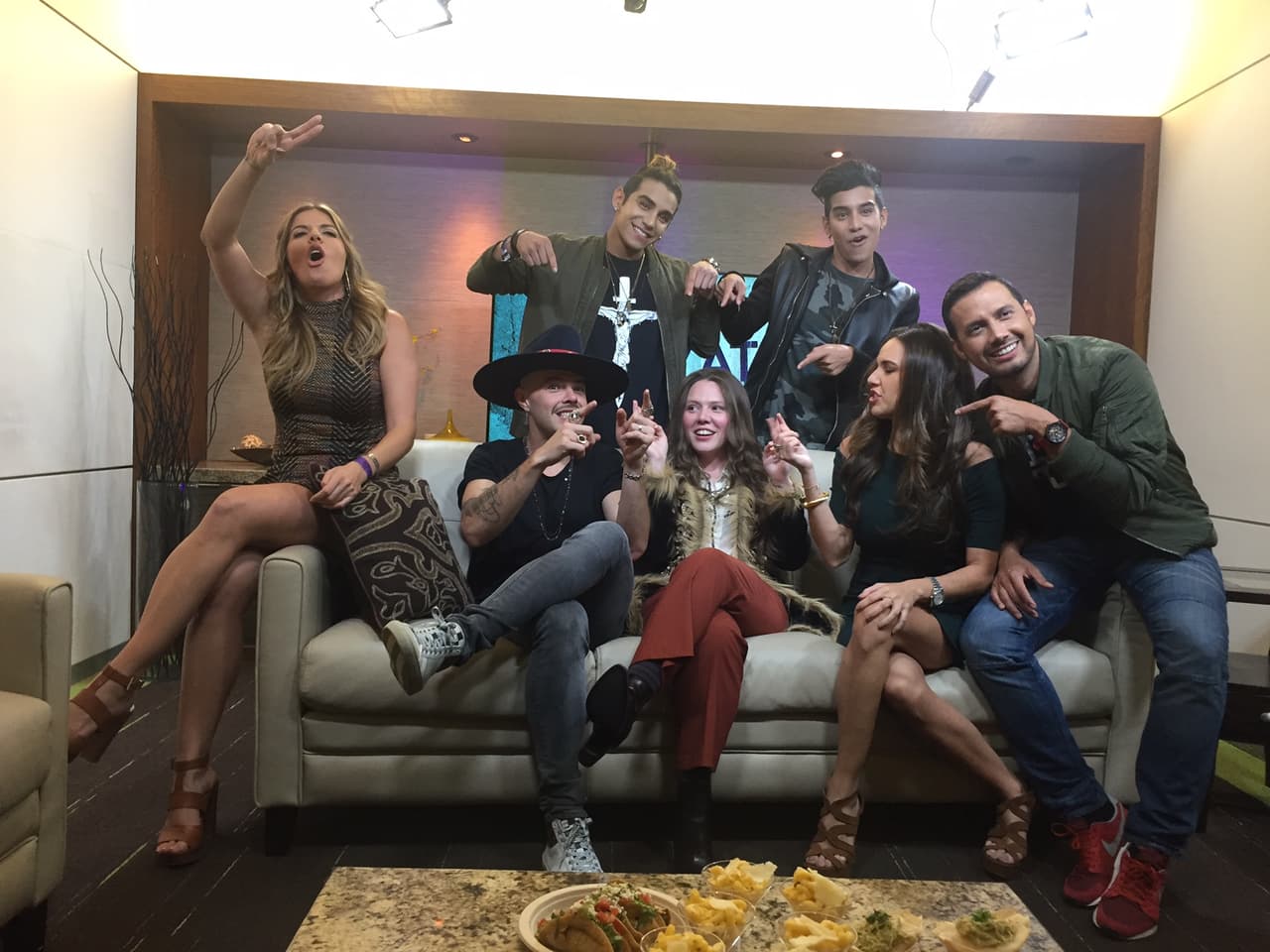 Ellos aprovechaban para tomarse fotos, aquí los vemos con el equipo de 'Lánzate'.