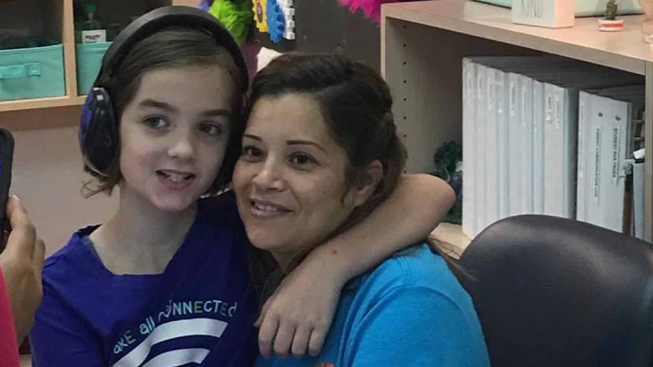 La señora Esther dijo a Univision 45 que la diferencia de idiomas no ha impedido la comunicación entre ellas. “Me gustan mucho los niños, pero Kenlee es una niña muy especial para mi, yo no hablo inglés y ella lo sabe, siempre que me ve me saluda e intenta hablar conmigo en español, me emociona mucho cuando me dice hola Miss Esther”, indicó.