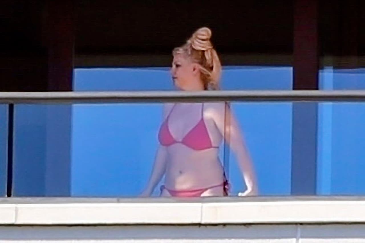 "Si no quieres ver mi precioso trasero bailando en mi sala o no está a la altura de tus estándares... ¡vete a leer un maldito libro!". 
<br>