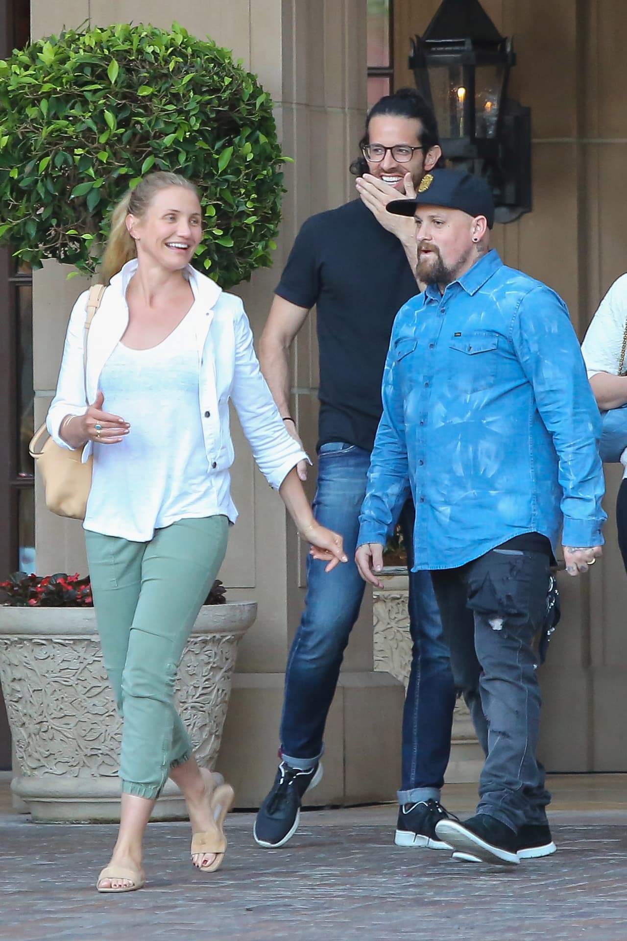 Y parece que la diva intenta ocultarlo tras ropa holgada.