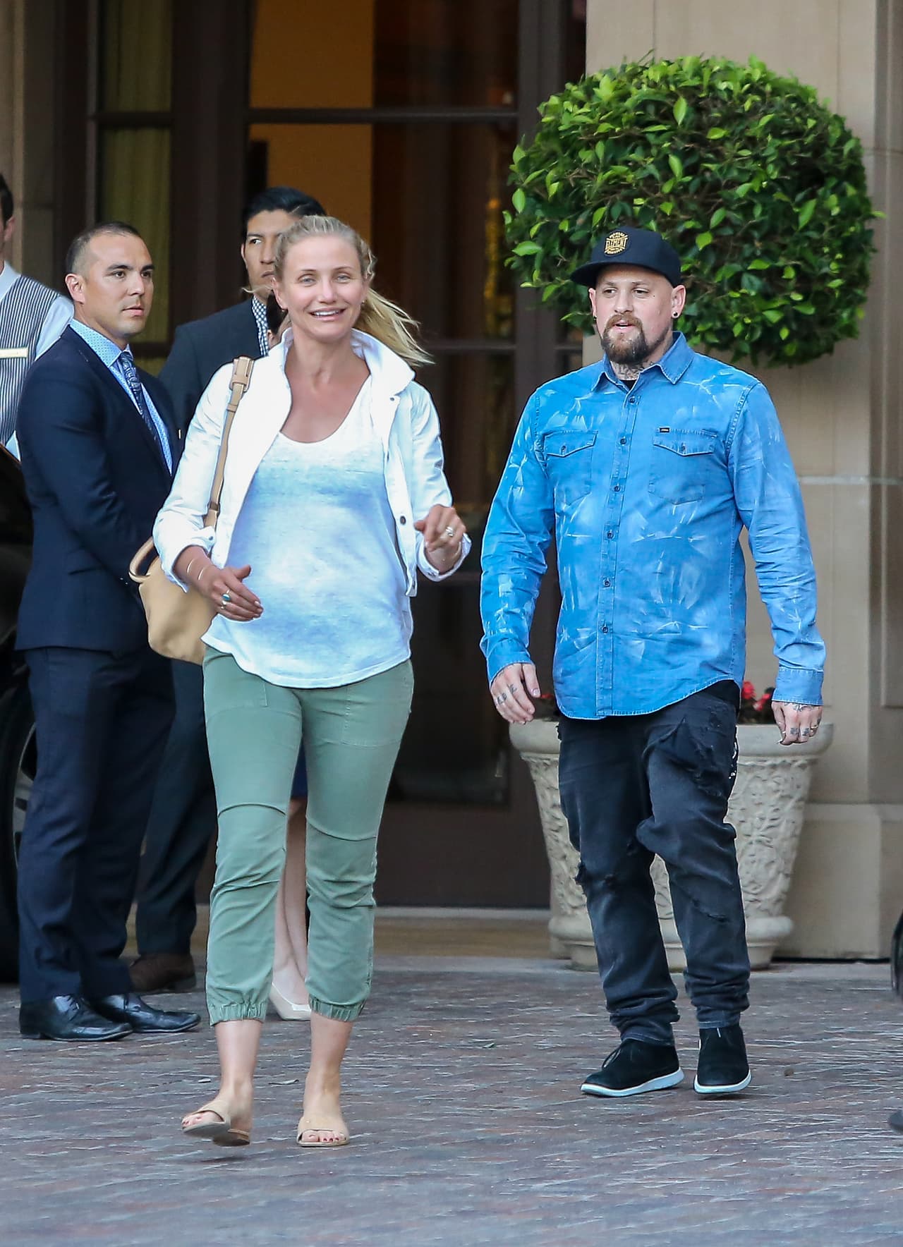 Pero lo que despertó la curiosidad de las cámaras fue la barriguita de la rubia.