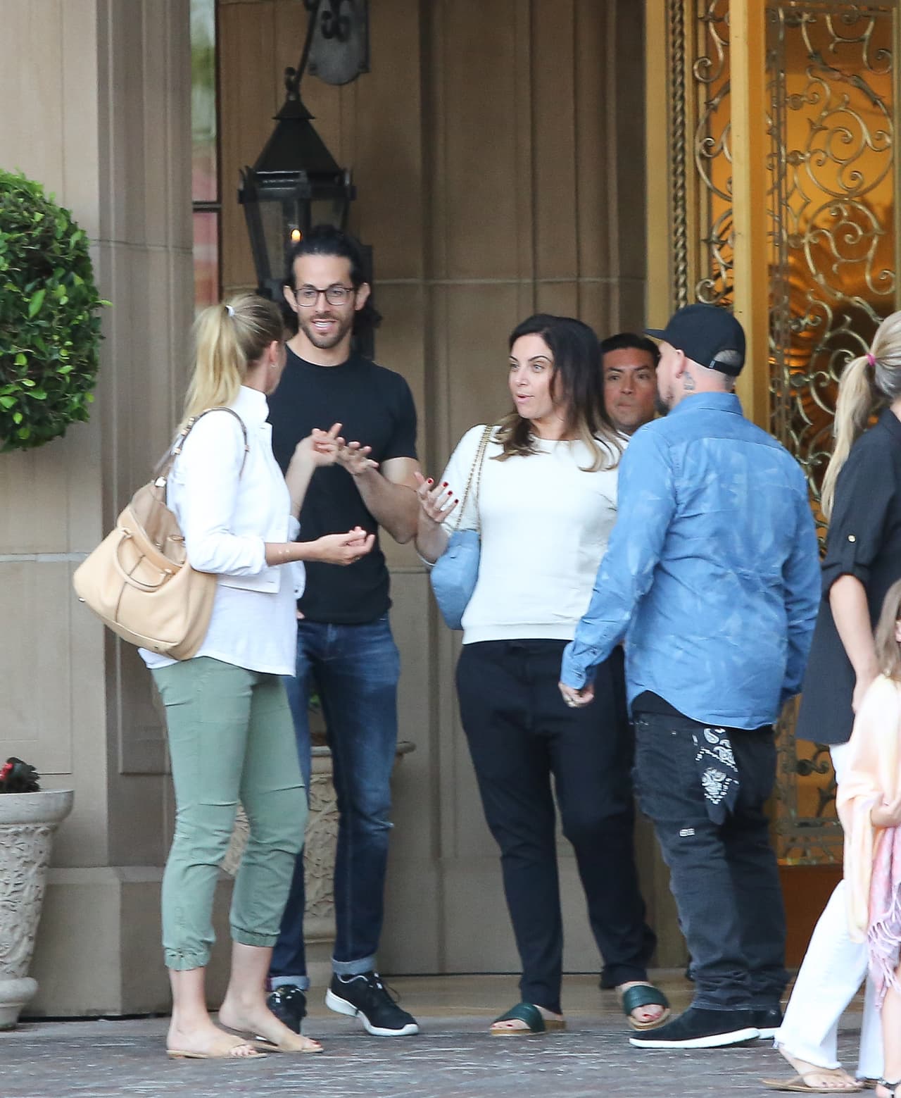 Cameron Díaz y su esposo no se libran de los paparazzi.