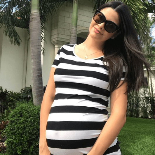 Nuestra conductora disfruta ver cómo va creciendo su bebé, aunque aún no está convencida del nombre que elegirán.