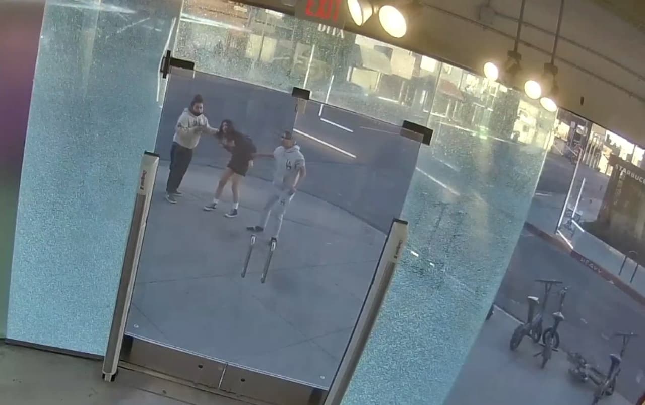 Video capta robo a dos menores de edad cuando iban hacia la escuela en Los Ángeles