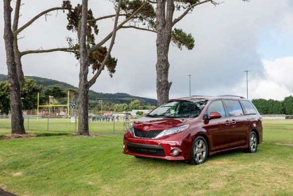 Minivans: Toyota Sienna 2015- Esta minivan incluye el Toyota Star Safety System que viene estándar y suma el sistema de frenos antibloqueo, distribución electrónica de la fuerza de frenado, freno asistido, control de estabilidad y de tracción y smart stop technology. Asimismo, cuenta con ocho airbags, monitor de punto ciego con alerta de cruce trasero y, opcionalmente, un sistema de prevención de colisión frontal.