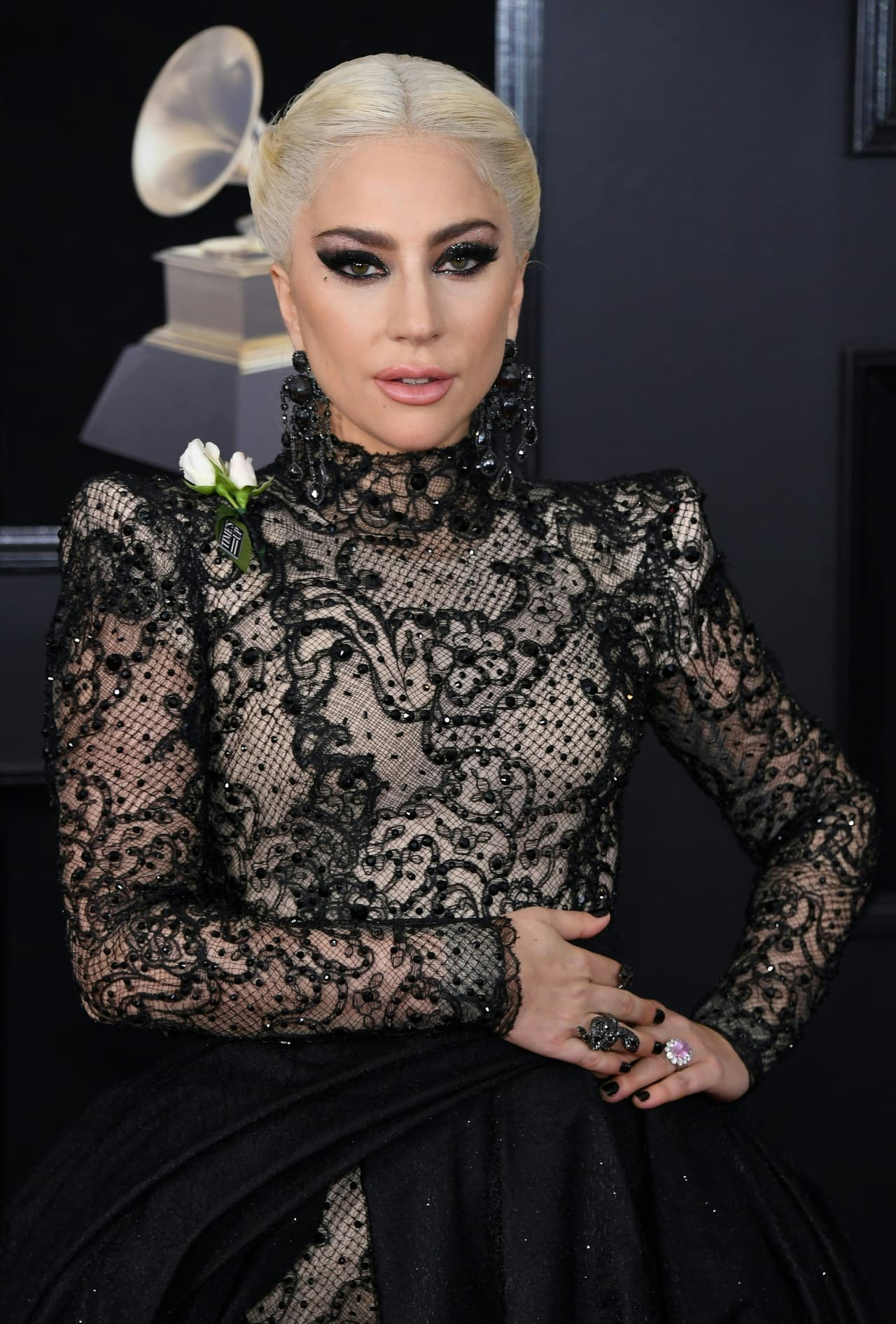 Entre los accesorios que portó la cantante destacaron un par de rosas blancas en su hombro derecho, esto como muestra de solidaridad y apoyo a 'Time's Up', movimiento creado para protestar contra la desigualdad de género así como el acoso sexual denunciado en la industria del cine, según publicó The Hollywood Reporter.