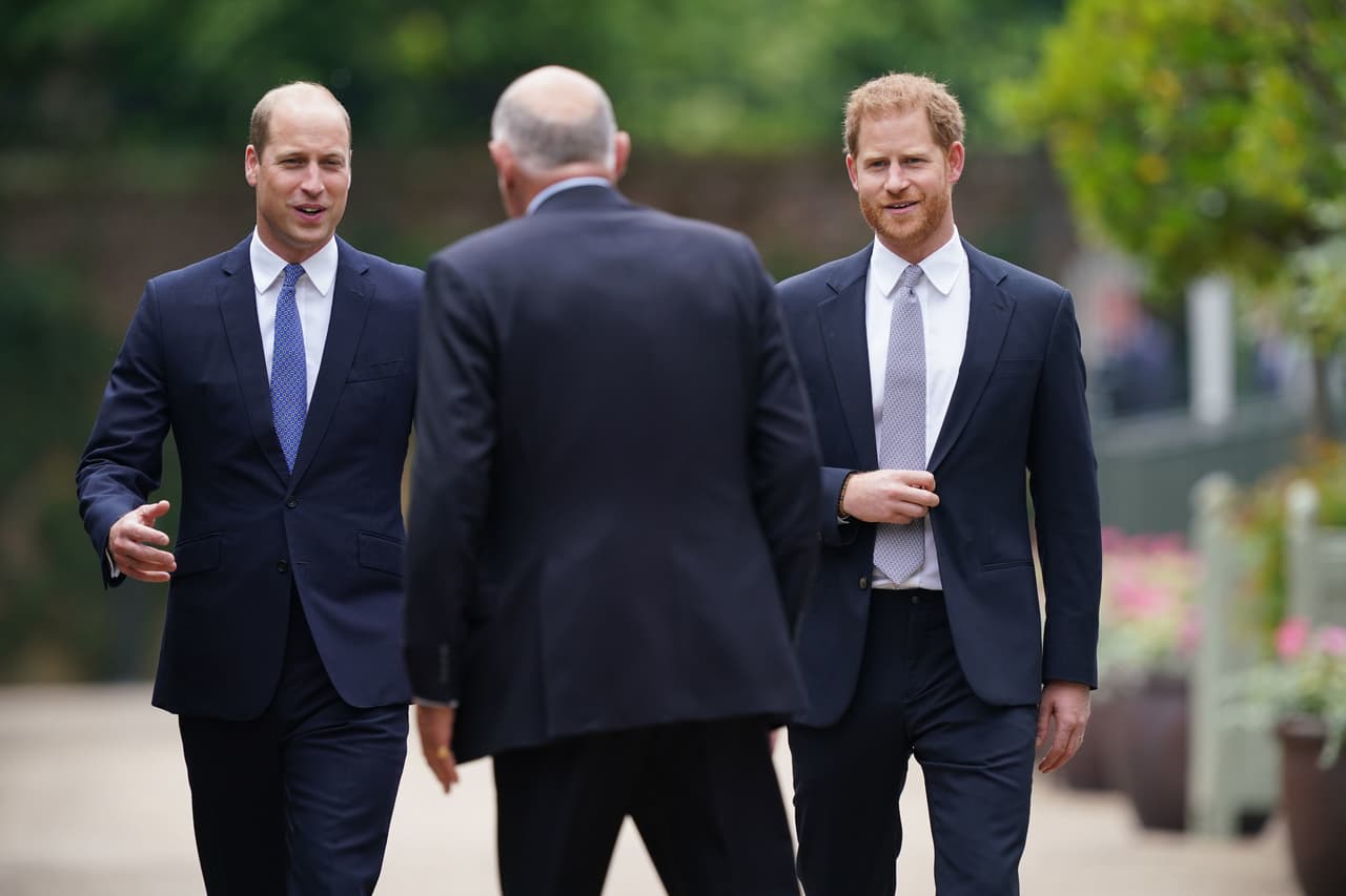 Algunos fans de la realeza se reunieron frente al palacio de Kensington para conmemorar lo que habría sido el 60 cumpleaños de Lady Diana mientras sus hijos revelaron el monumento al interior de los jardines.
<br>