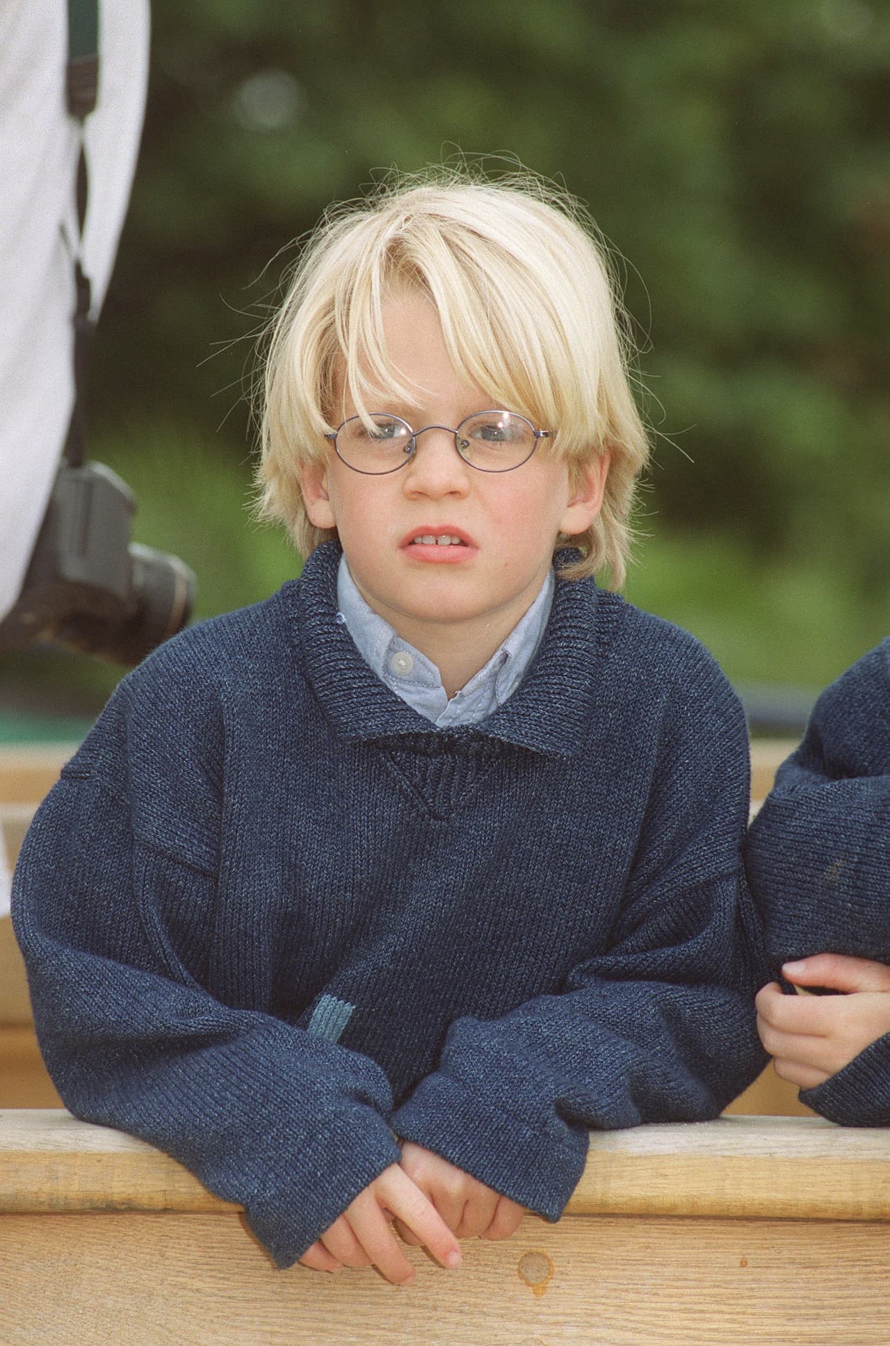 Nadie se habría imaginado que este niño rubio de lentes se convertiría en el 'soltero de oro' (como ya llamado por la prensa) de la alta sociedad de Reino Unido.