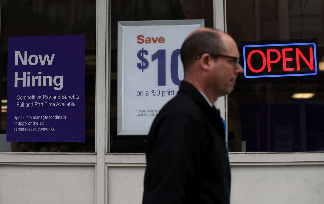 EEUU sumó 145,000 puestos de trabajo en diciembre y el desempleo se mantiene en su nivel más bajo en 50 años