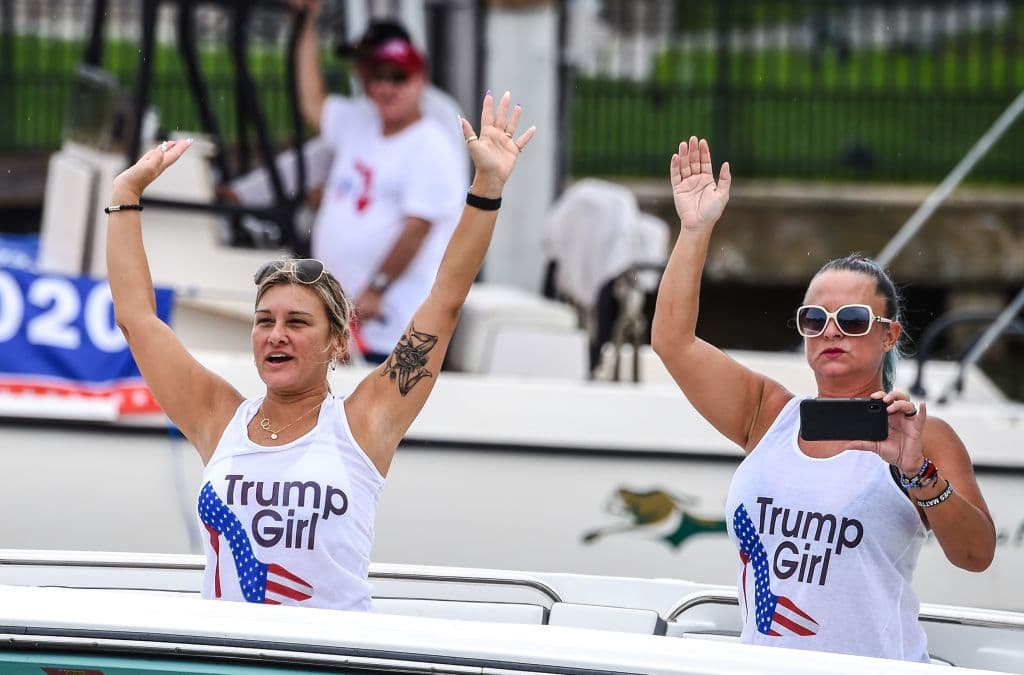 Además se contagió la exasesora de Trump, 
<a href="https://www.univision.com/noticias/elecciones-en-eeuu-2020/fotografia-interactiva-los-contagiados-de-covid-en-una-misma-reunion-con-trump-en-la-casa-blanca" target="_blank">Kellyanne Conway, el reverendo John Jenkins, los senadores Mike Lee y Thom Tillis, Melania Trump</a> además del presidente. Todos ellos han estado en concurridos eventos junto al presidente en los últimos días y varios de ellos estuvieron presentes en 
<a href="https://www.univision.com/noticias/politica/trump-nomina-a-la-jueza-conservadora-amy-coney-barrett-y-desbarata-el-equilibrio-ideologico-de-la-corte-suprema">la nominación de Amy Coney Barrett</a> como magistrada de la Corte Suprema. La ceremonia se realizó sin seguir las recomendaciones de los CDC.
<br>
<br>