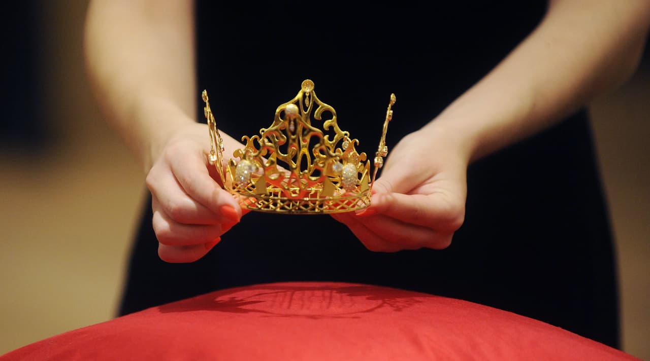 En ese entonces, la ex Spice Girl se enfundó en una bella creación de Vera Wang: un vestido con escote palabra de honor color champán y falda voluminosa, al que le dio un toque de glamour con una tiara de oro y diamantes creada por Slim Barrett.