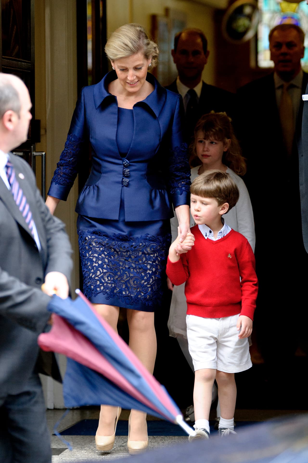 La mayoría de los miembros de la realeza británica sigue la tradición, y aunque no sea de manera consciente, esta decisión está fomentada por la creencia de que los pantalones largos no son para niños 'bien', sino para jóvenes de menor nivel socioeconómico, como apuntaba el experto en etiqueta. A pesar de que la sociedad vaya modernizándose, con este tipo de conceptos se continúan marcando las diferencias entre clases y perpetuando el privilegio. En la imagen aparece el pequeño James Viscount Severn con Sofía, la duquesa de Wessex.