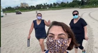 María Antonieta Collins se desestresa caminando en la playa y mejor aún si lo hace acompañada de sus amistades.