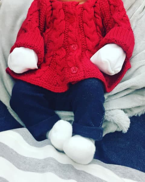 También presumió los regalitos que le han dado a su pequeñita: "Qué tal que estrene antes el look de Navidad?! 🎁🎄 😛 #NoAguanté #PerdonSanta".