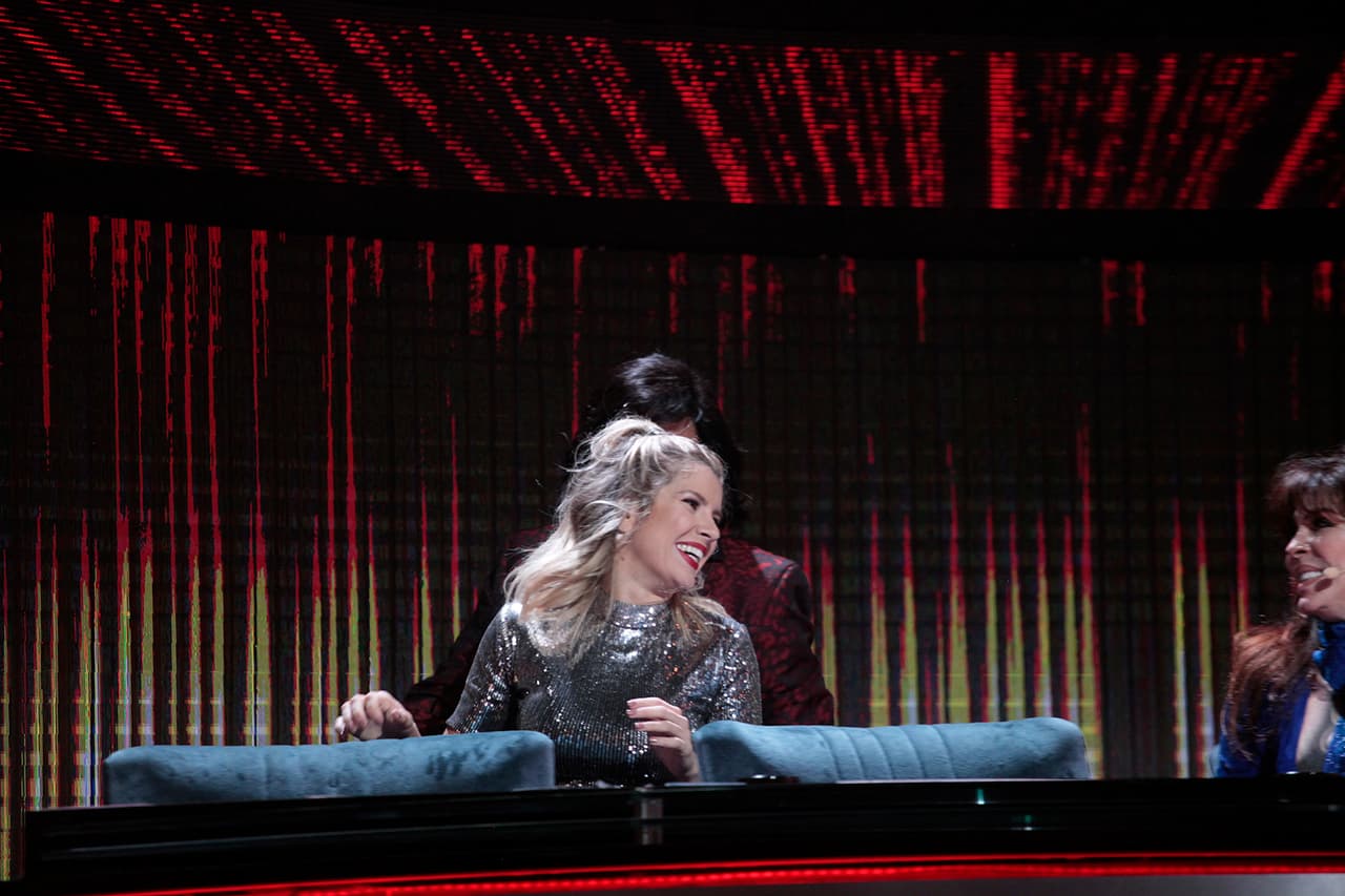 Ella agradeció la galantería y tomó su lugar.