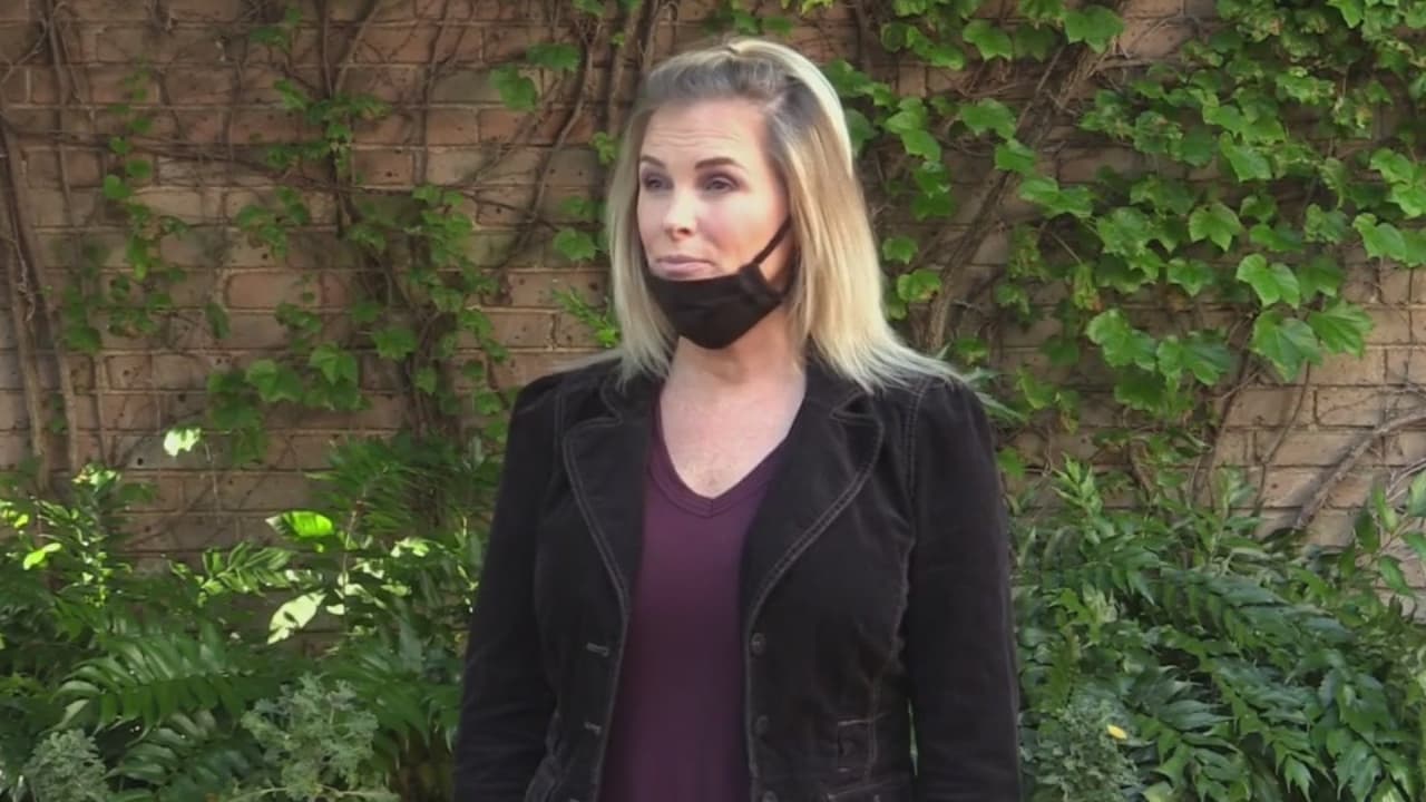 La dueña de un Salón de belleza en Dallas desafía a las autoridades y se niega a cerrar su negocio 