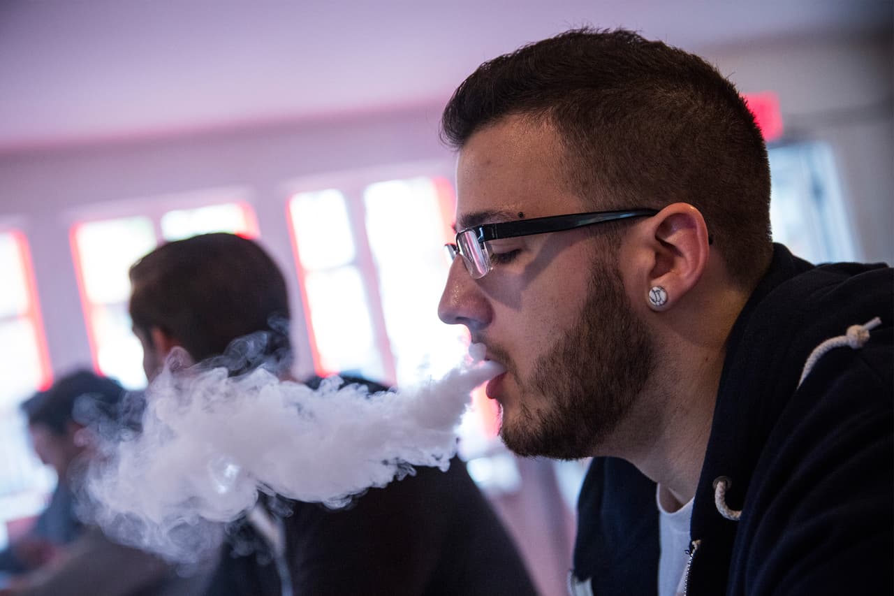 Algunos pacientes han reportado que sus síntomas se presentaron en el transcurso de unos pocos días, mientras que otros han reportado que sus síntomas se presentaron en el transcurso de varias semanas. No parece que una infección de los pulmones esté causando los síntomas.