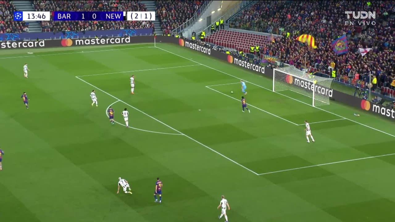 ¡GOL!  anota para Newcastle United. Anthony Elanga