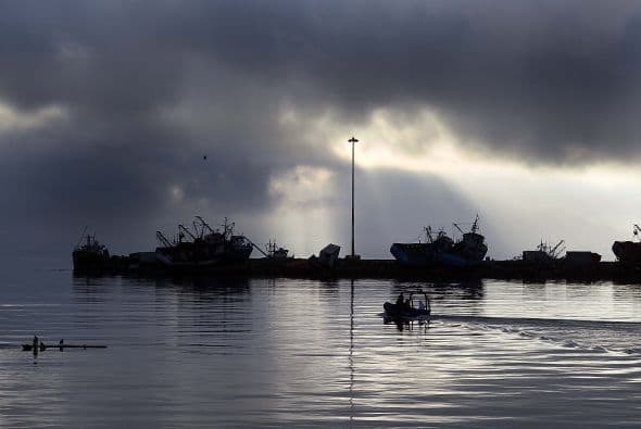 "Yo vi cuando se reventó el cordel de proa y al bote se lo llevó la corriente", dijo el lanchero. "Al otro día lo encontramos (al padre) muerto, botado en la orilla, con un ramo de aromo en la mano. Tenía su brazo encogido, andaba con el niño ahí".