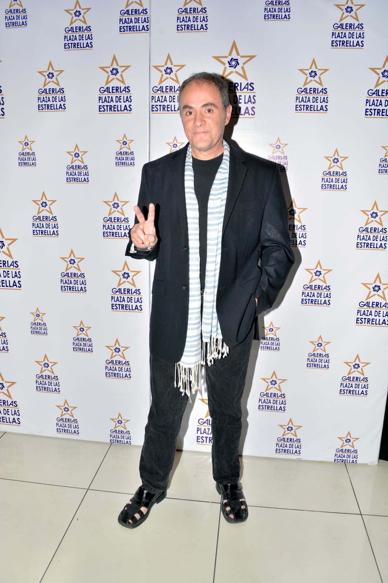 El actor 
<b>Juan Antonio Edwards </b>a quien vimos por última vez en 'Mi corazón es tuyo', tiene 61 años de edad, por lo que tampoco podría tener una mamá de la edad de la actriz.