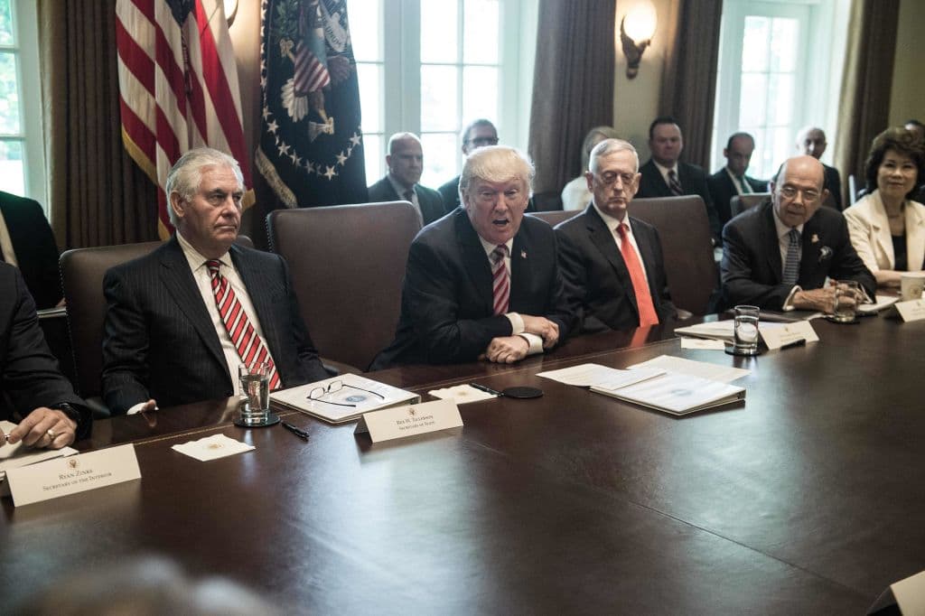 La reunión del gabinete de Trump y la “bananerización” de Estados Unidos