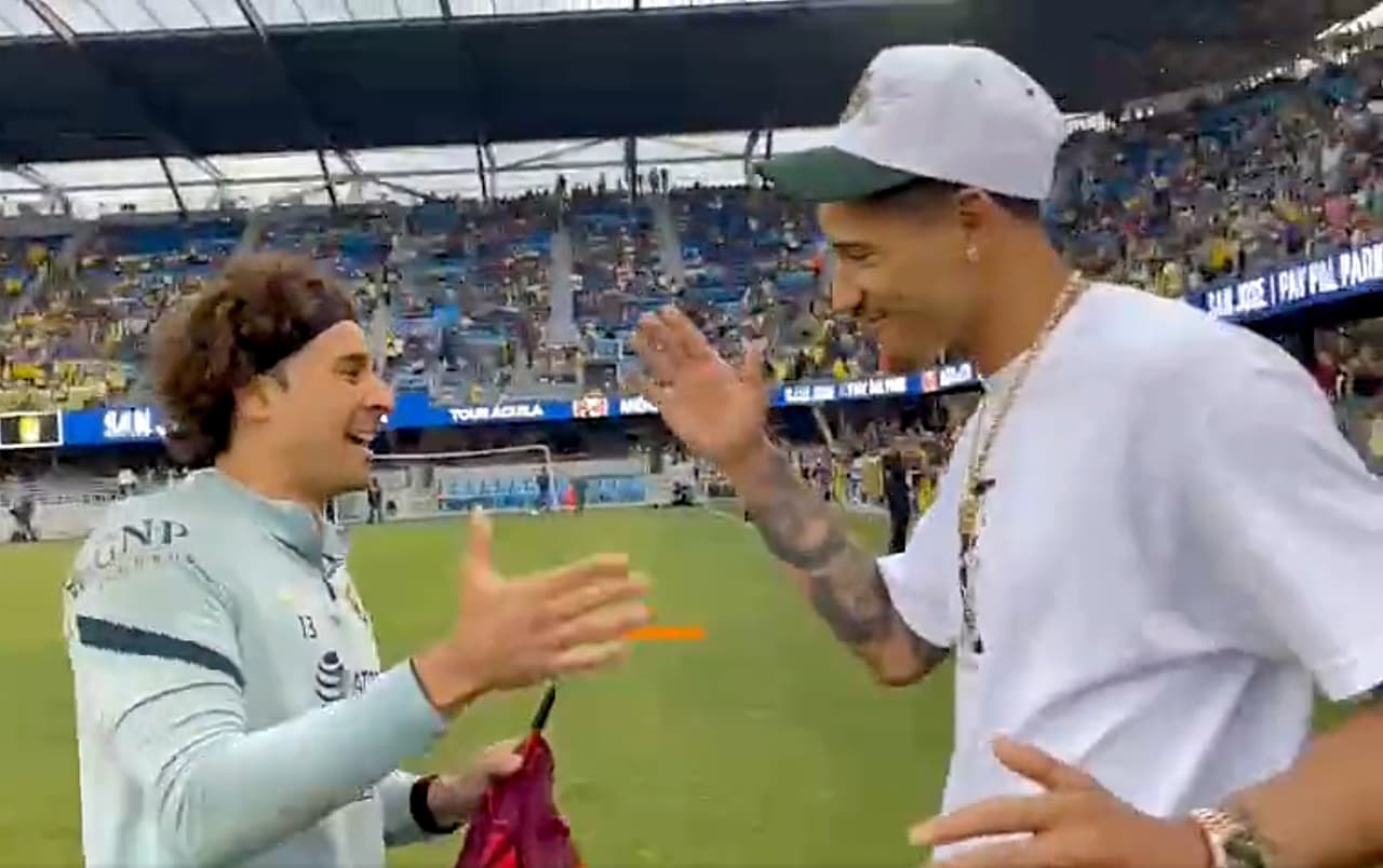 El orgullo mexicano para Juan Toscano no terminó en el desfile de campeones, sino que ha realizado toda una gira por México que incluyó una visita a un juego de las Águilas del América, donde su amigo y varias veces seleccionado nacional, Guillermo Ochoa, le entregó una camiseta autografiada.