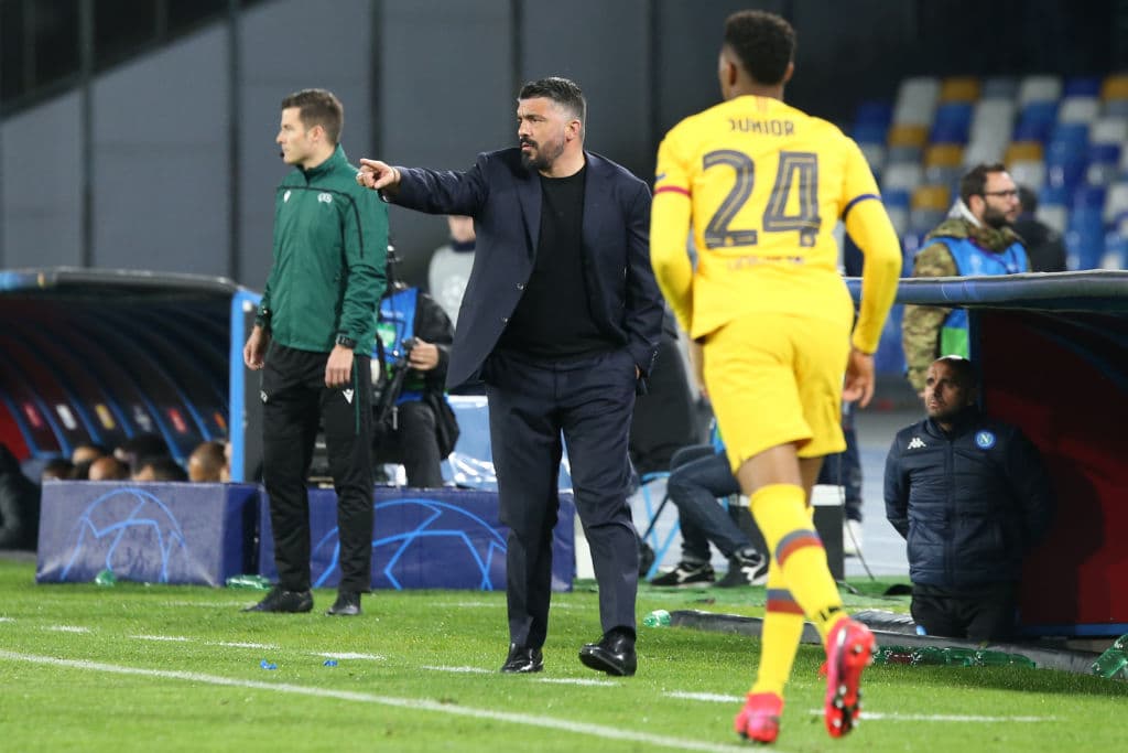 Gattuso da indicaciones mientras Junior corre por la banda.