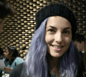 El pasado fin de semana, Bárbara Mori sorprendió al presentarse en un evento con su cabello teñido de violeta.