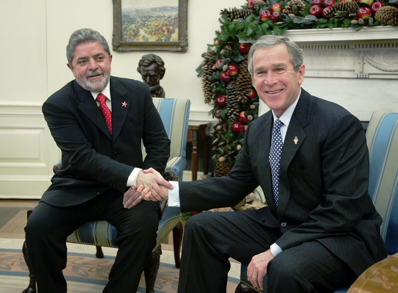 A finales de 2002 da Silva ganó por primera vez las elecciones de su país y 
<b>visitó al presidente estadounidense George W. Bush en la Casa Blanca.</b>
