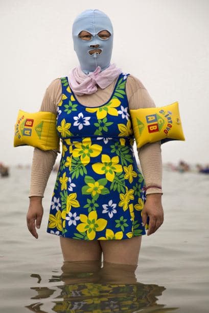 Cuando los científicos demostraron que los rayos UV pueden causar cáncer de piel, arrugas y envejecimiento, las mujeres corrieron a protegerse.