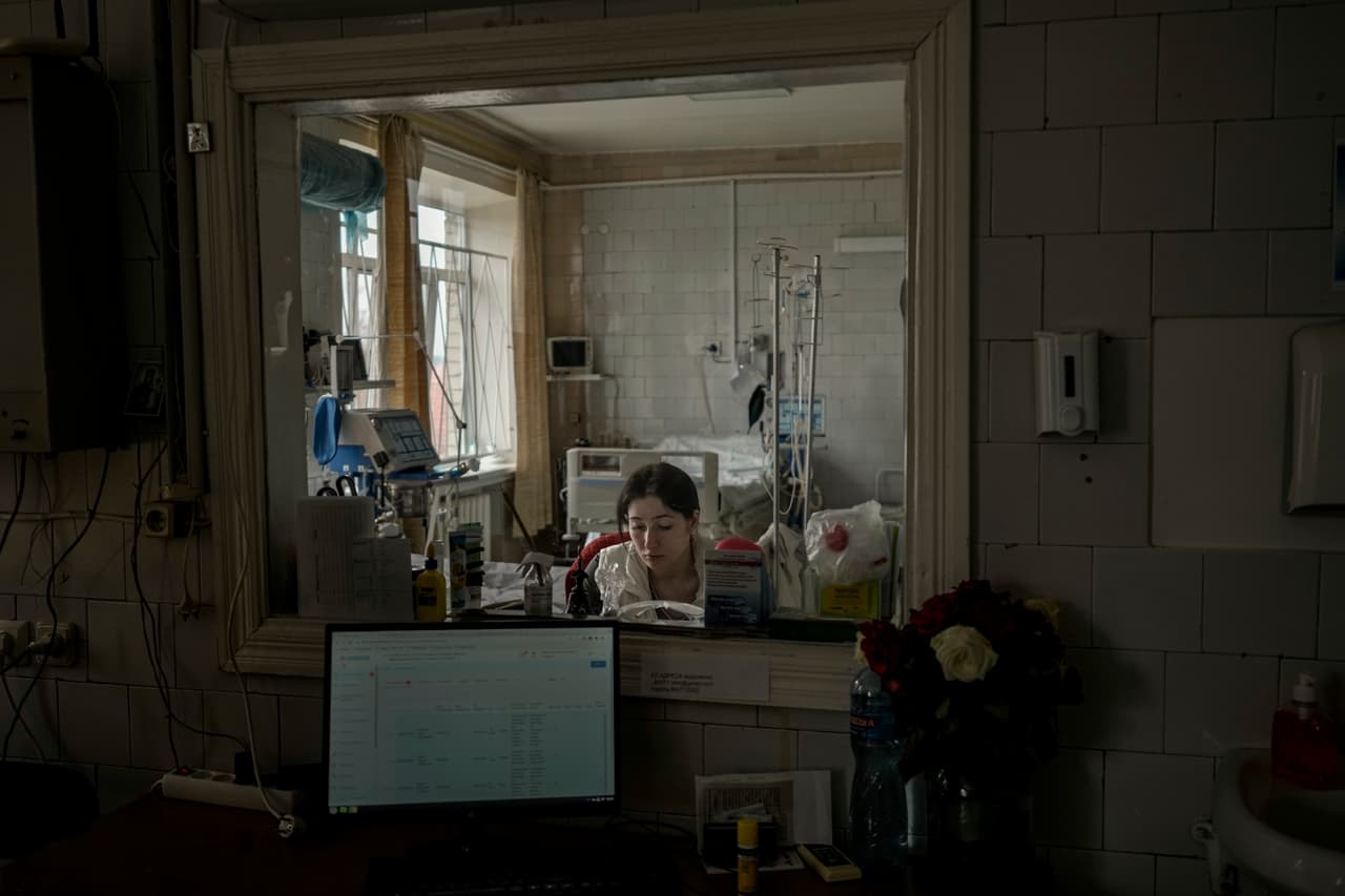 Una mujer, miembro del personal médico de la unidad de cuidados intensivos en un hospital de Brovary, al norte de Kiev. El presidente ucraniano, Volodymyr Zelenskyy, calificó este domingo como un "día negro" y nuevamente instó a los 
<a href="https://www.univision.com/noticias/mundo/guerra-rusia-ucrania-tercera-guerra-mundial-biden-otan">líderes de la OTAN</a> a establecer una zona de exclusión aérea sobre el país.