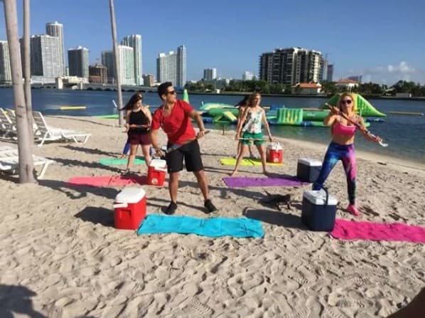 ¡No hay excusas para no ejercitarse! Aprendimos cómo hacer ejercicio con los accesorios que llevas a la playa.