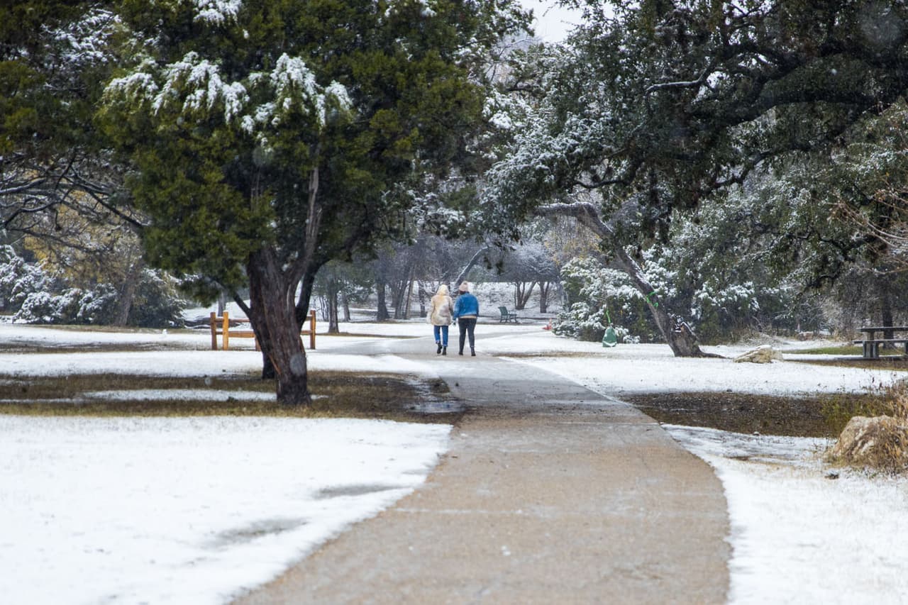 Muchos residentes de Austin fueron a los parques a tomarse fotos bajo la nieve.