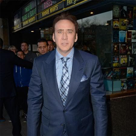 "Termina con esta mi...", le dijo Cage al cantante, mientras lo sostenía con el brazo para impedir que continuara con el ataque.