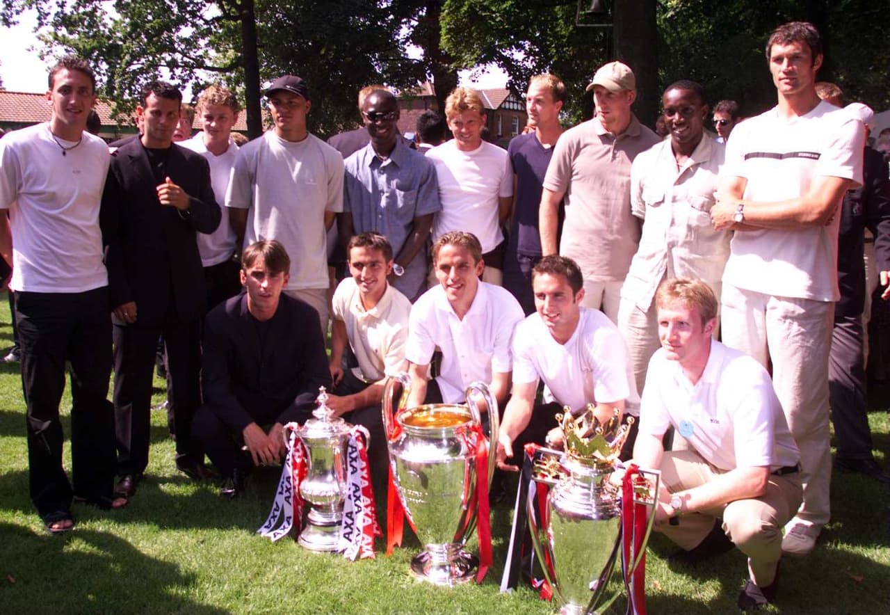 En 1999, fue el primer técnico en la historia del fútbol en llevar a un equipo, Manchester United, a ganar en la misma temporada la Liga, la Copa y la Champions.