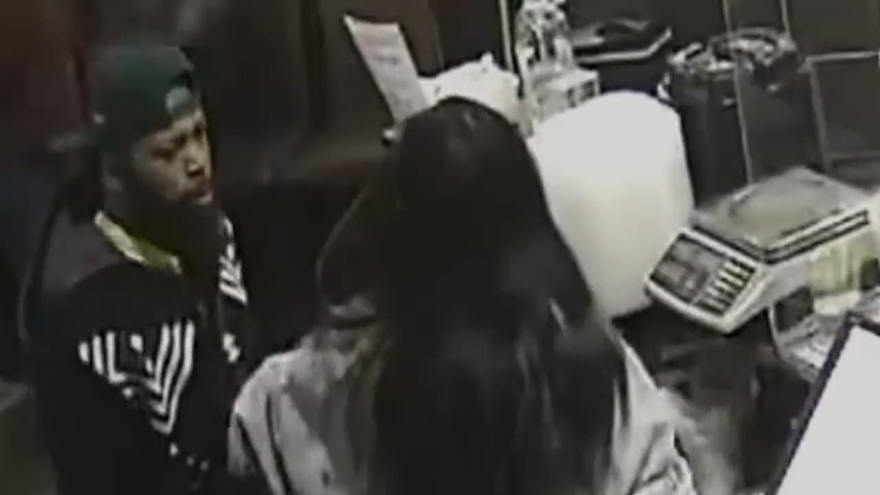 Lo acusan de entrarle a puñetazos a la cajera por cobrarle la comida