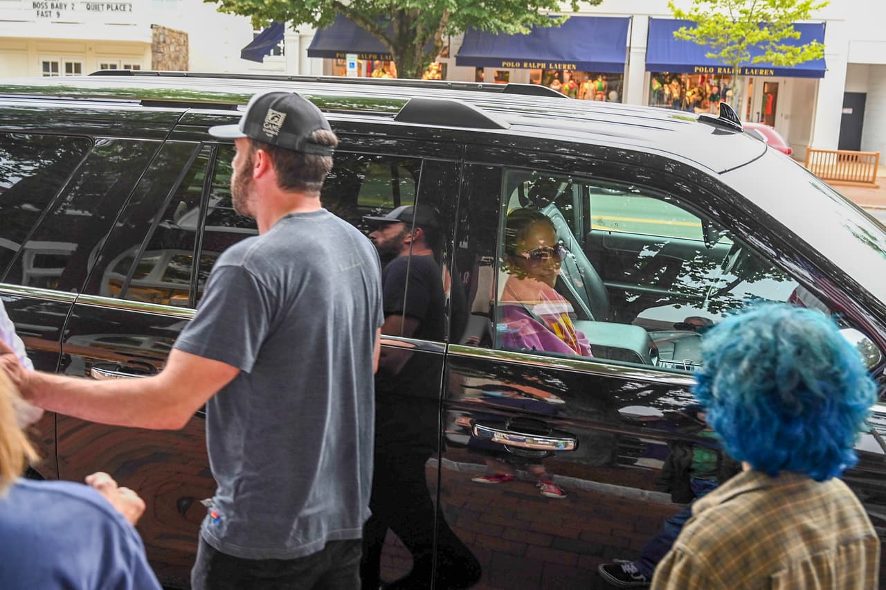 López los esperó dentro del auto. 
<br>